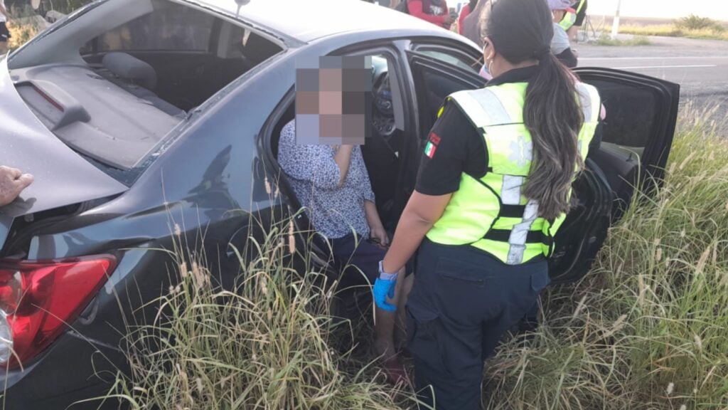  Camión de transporte de personal se impacta contra un vehículo en El Carrizo