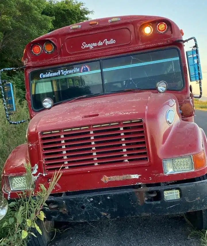  Camión de transporte de personal se impacta contra un vehículo en El Carrizo