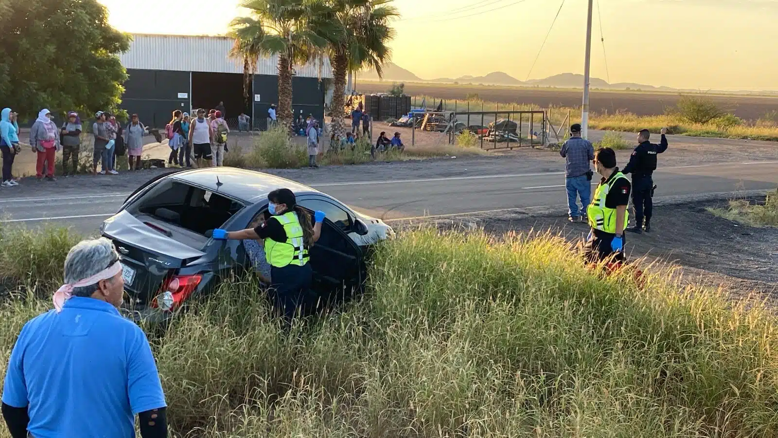 Camión de transporte de personal se impacta contra un vehículo en El Carrizo