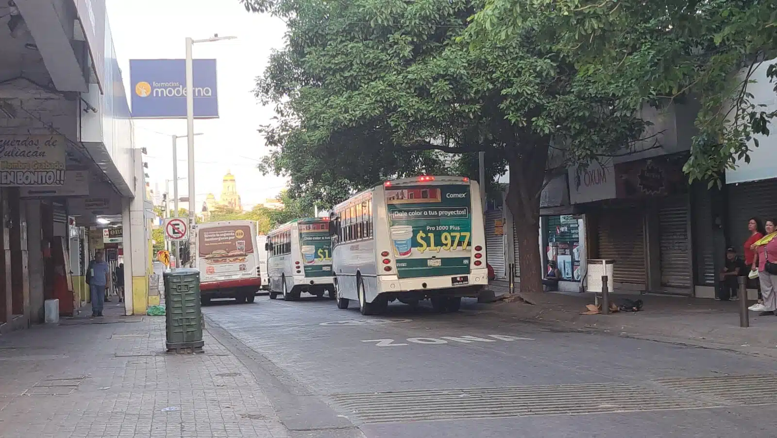 Camiones del transportue urbano en el Centro de Culiacán