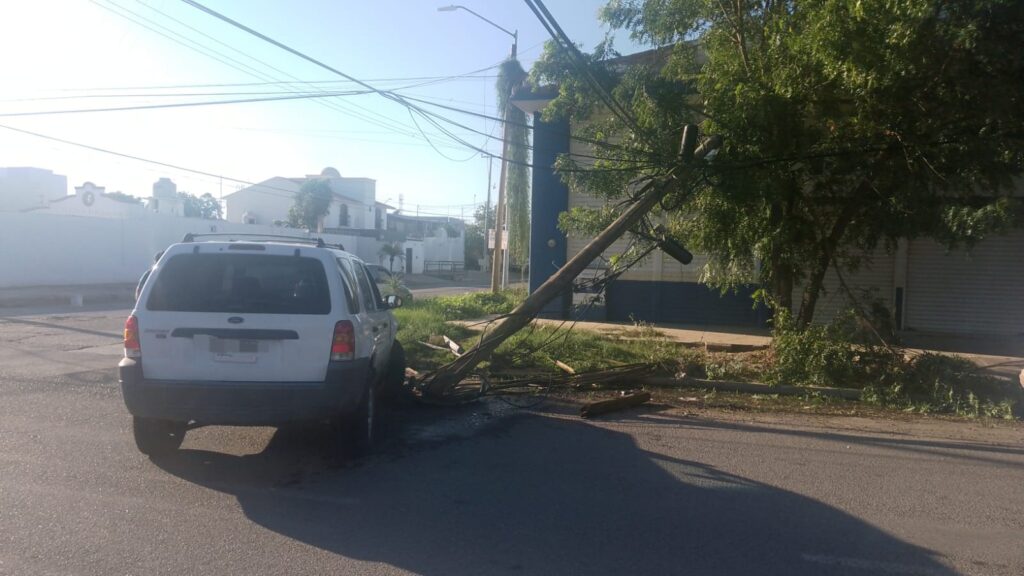 Camioneta tumba poste tras chocar en Guasave