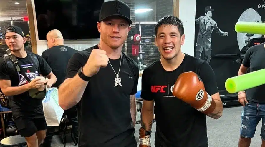 Los mexicanos Saúl “Canelo” Álvarez y Brandon Moreno posan en una foto para redes sociales