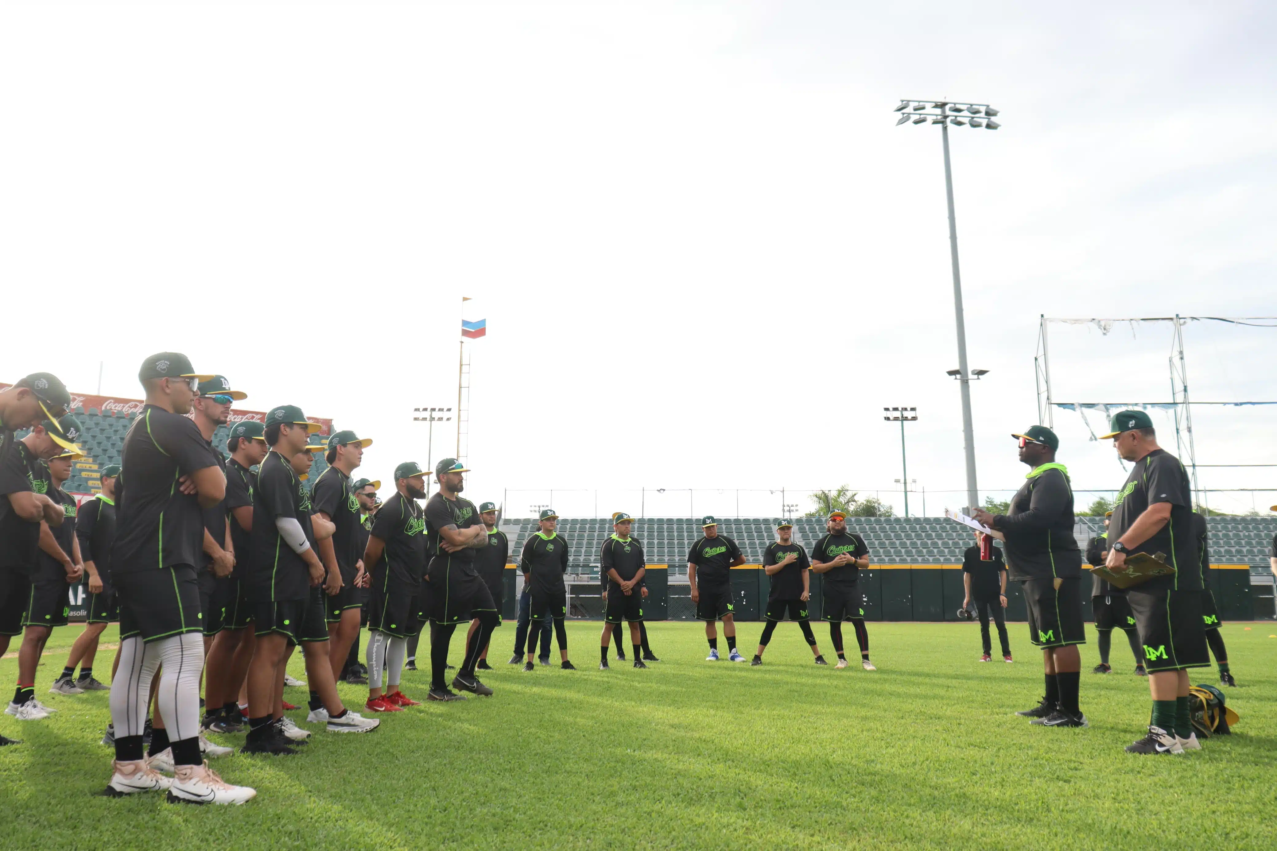 Cañeros de Los Mochis entrenando en el Chevron Park.