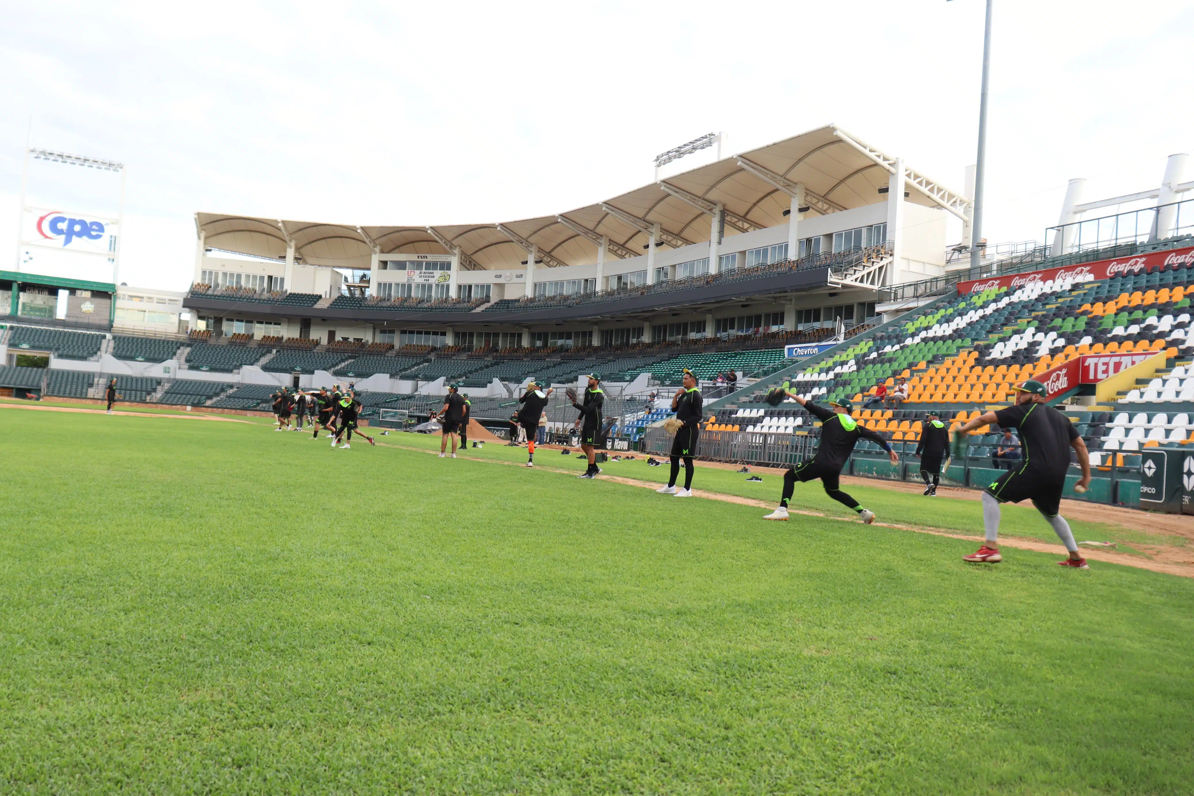 Cañeros de Los Mochis entrenando en el Chevron Park.