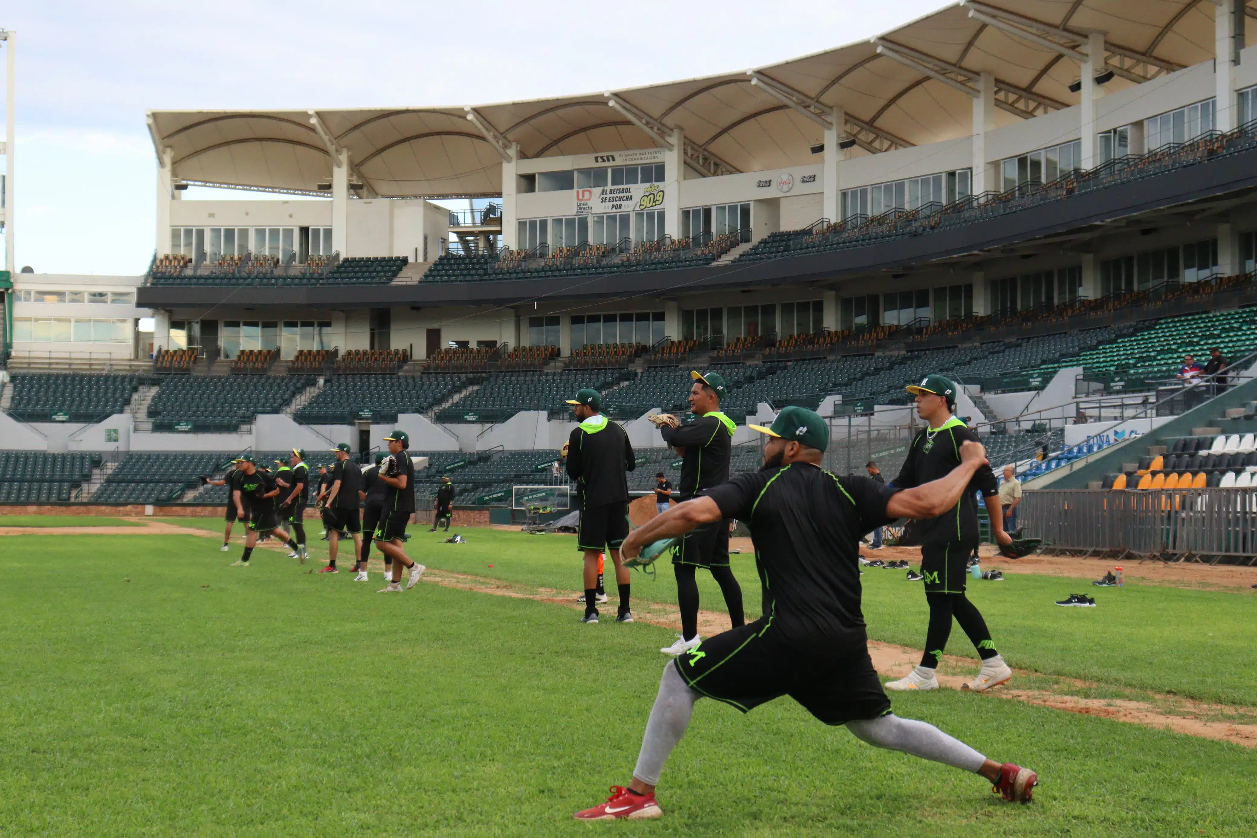 Cañeros de Los Mochis entrenando en el Chevron Park.