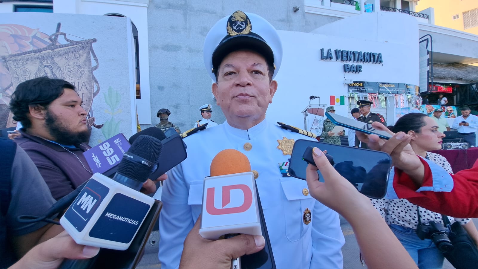 El capitán del puerto de Mazatlán habla con la prensa de Sinaloa