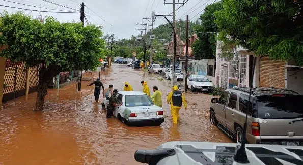 Elementos de la Marina brindando ayuda por huracán John