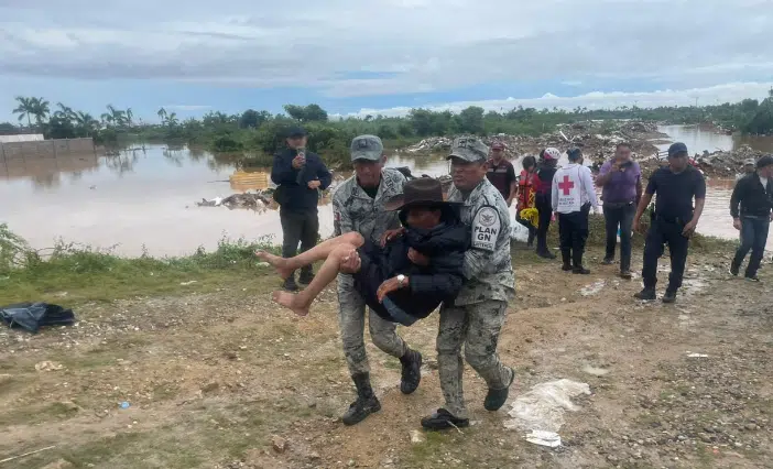 Guardia Nacional ayudando a población