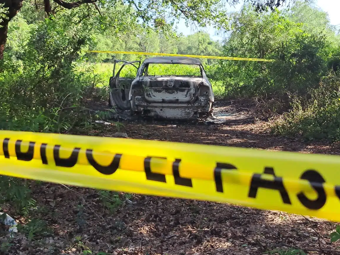 Zona acordonada donde fue encontrado el vehículo quemado con los restos de una persona en estado carbonizado al interior de este.