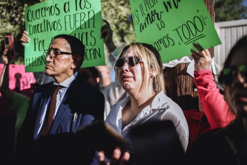 Dulce María, madre de Kim, en la manifestación realizada afuera del kínder en Mexicali.