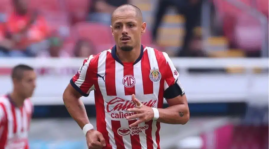 “Chicharito” corre por el campo de juego durante un partido de las Chivas