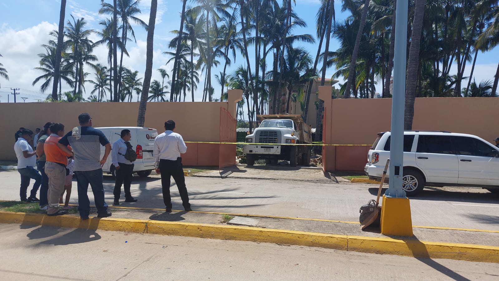 Chofer de camión de volteo fallece tras caerle la tapa