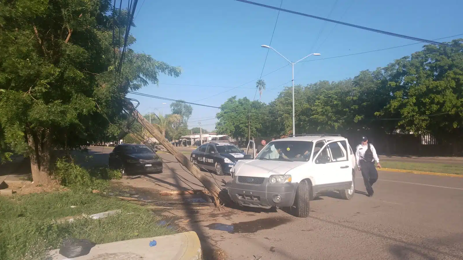 Camioneta tumba poste tras chocar en Guasave