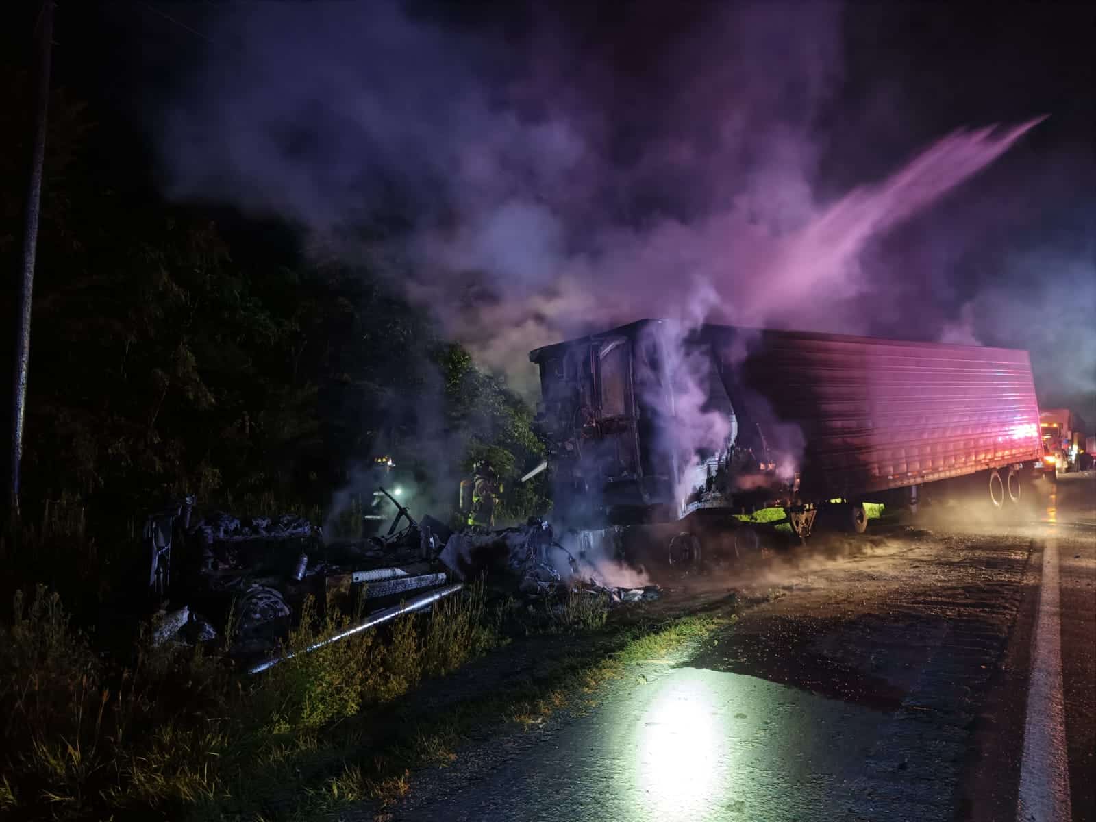 Choque entre dos tráileres genera incendio y el cierre de la autopista Mazatlán-Culiacán