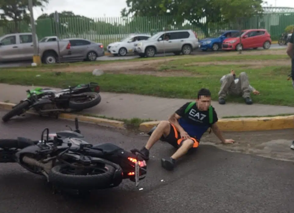 Dos motociclistas chocan en un cruce de Mazatlán