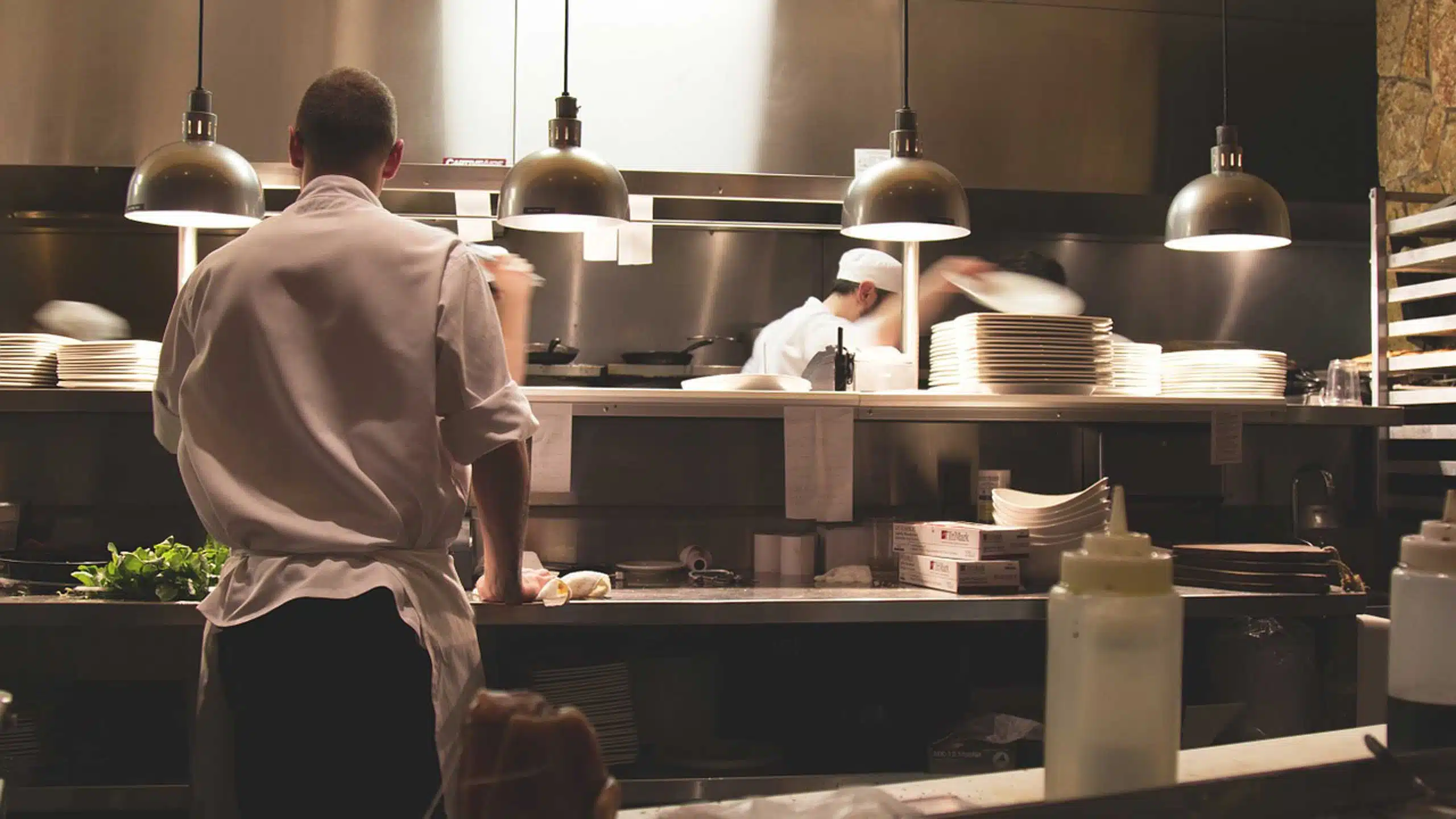 Empleados de una cocina en un restaurante