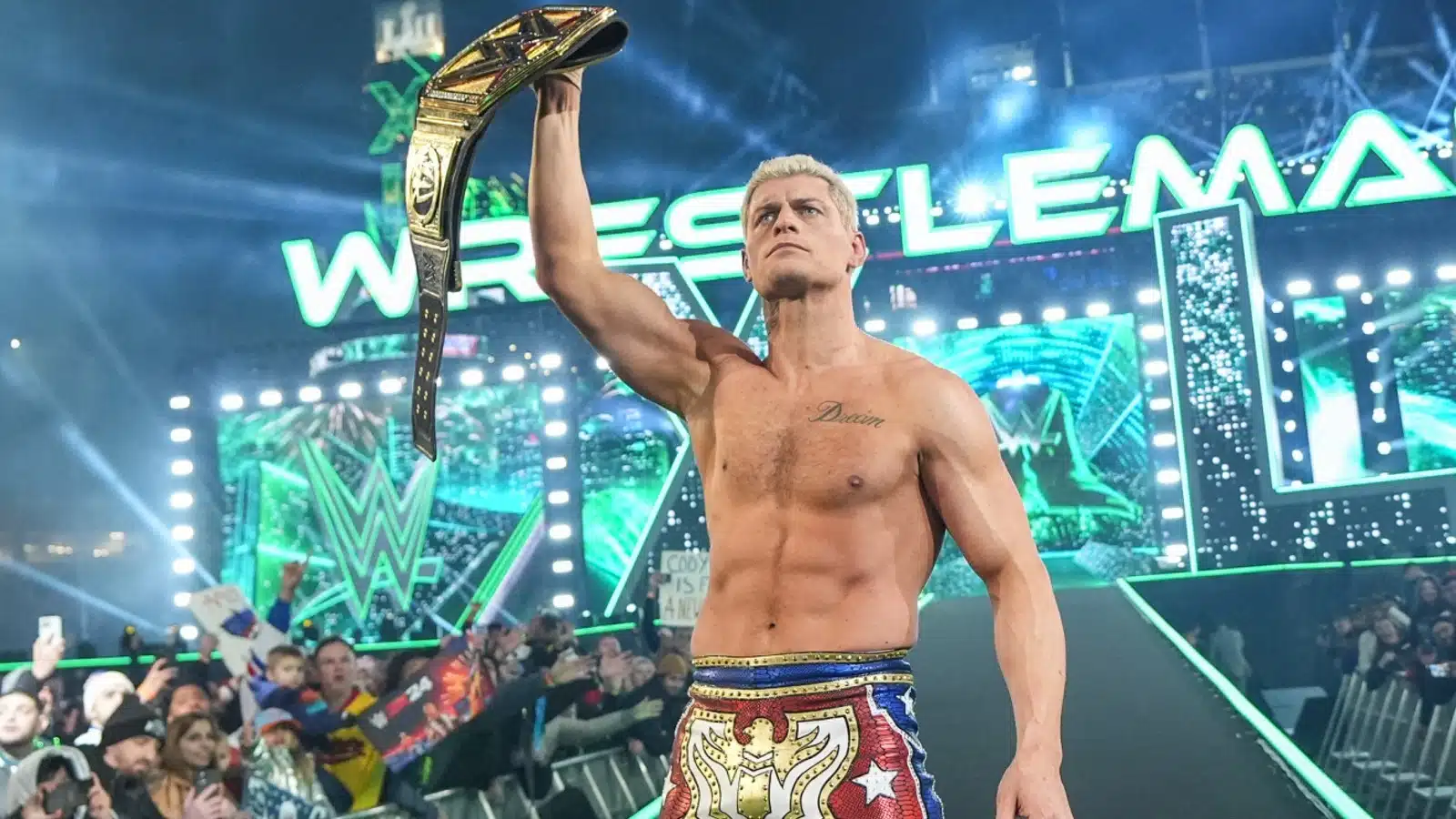 Cody Rhodes sosteniendo el campeonato Indiscutible de WWE en WrestleMania 40.