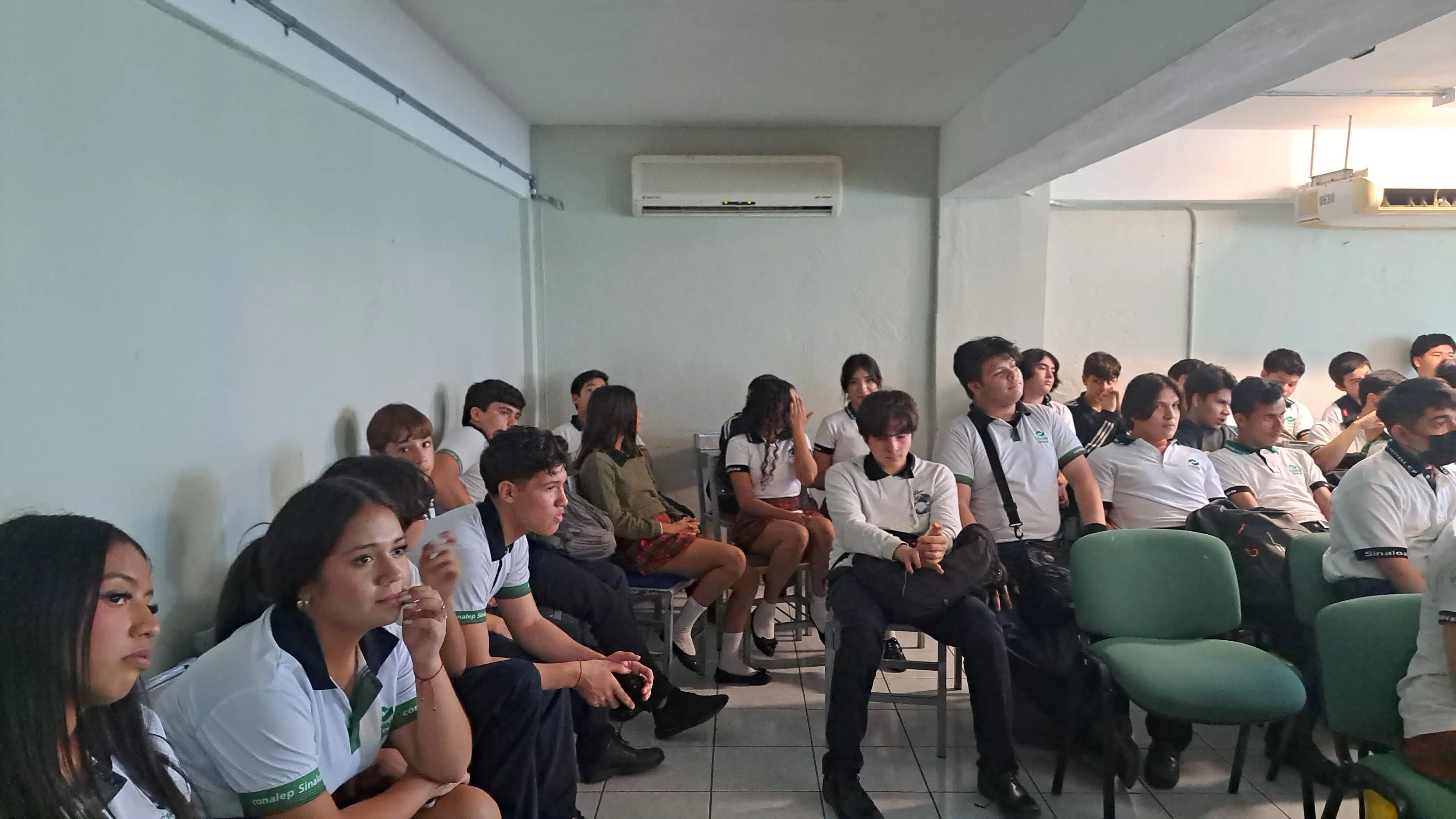 Autoridades y alumnos presentes en el informe de actividades de Conalep Mazatlán II.