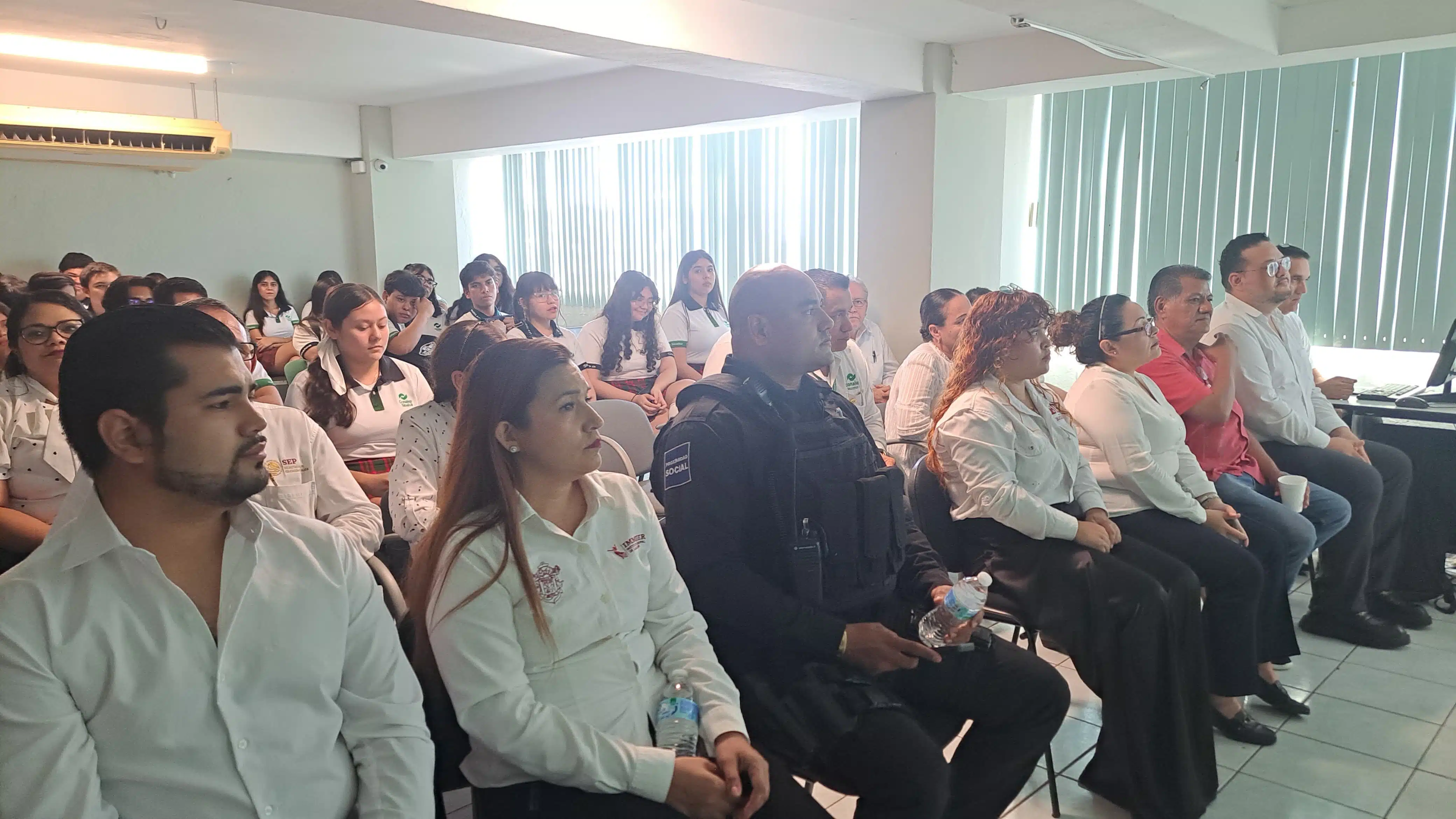 Autoridades y alumnos presentes en el informe de actividades de Conalep Mazatlán II.