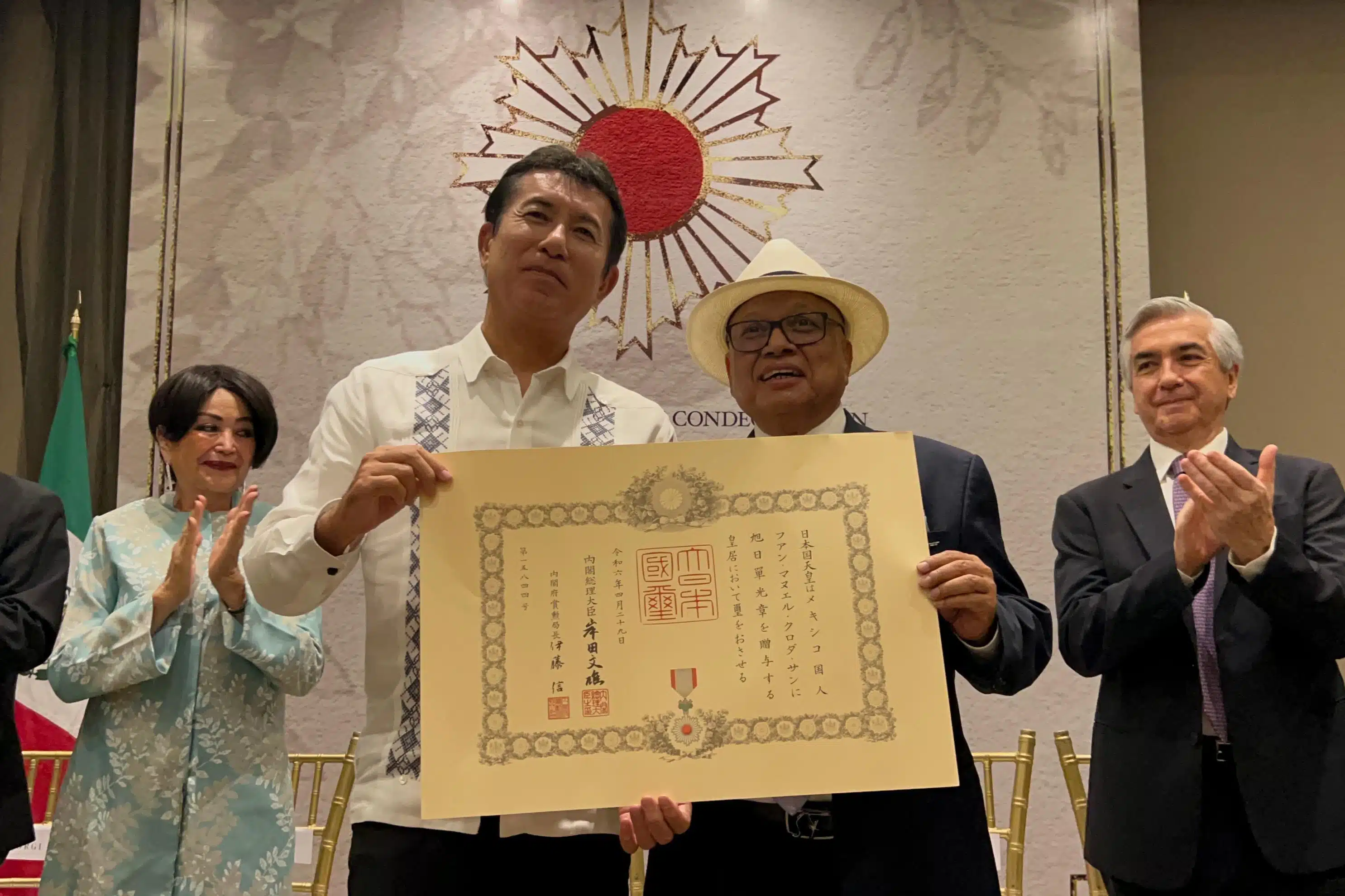 Juan Manuel Kuroda recibiendo la condecoración Orden Sol Naciente por parte del gobierno de Japón.