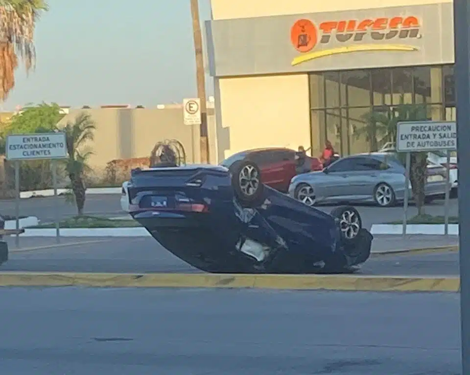 Conductor intenta rebasar y sufre volcadura frente a una plaza comercial de Los Mochis