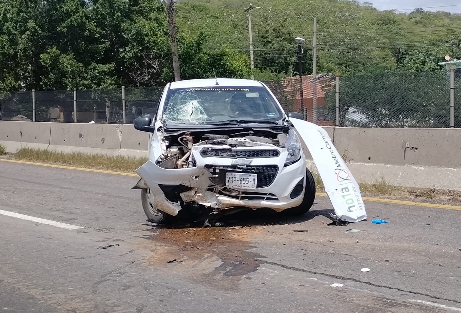 Conductor lesionado al chocar auto con góndola en Mazatlán