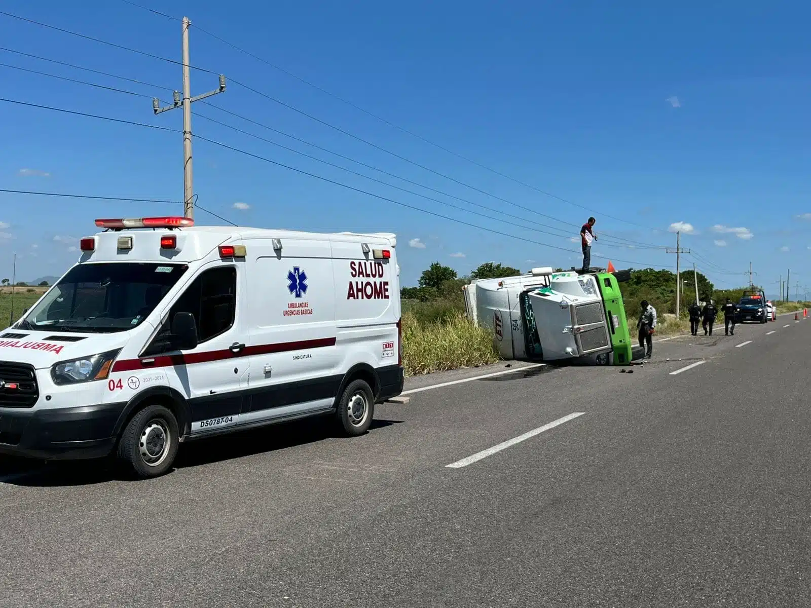 Conductor perdió el control del volante y terminó volcando fuera de la carretera México 15