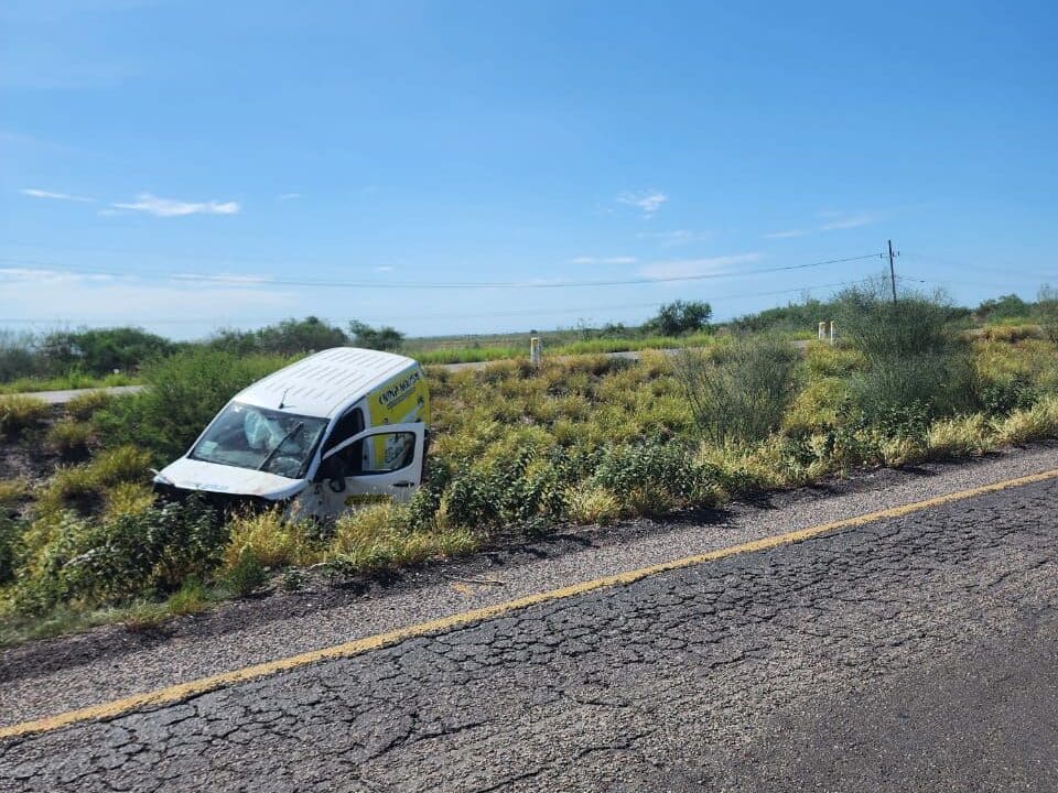 Conductor sufre accidente al caer en bache de México 15, Valle del Carrizo