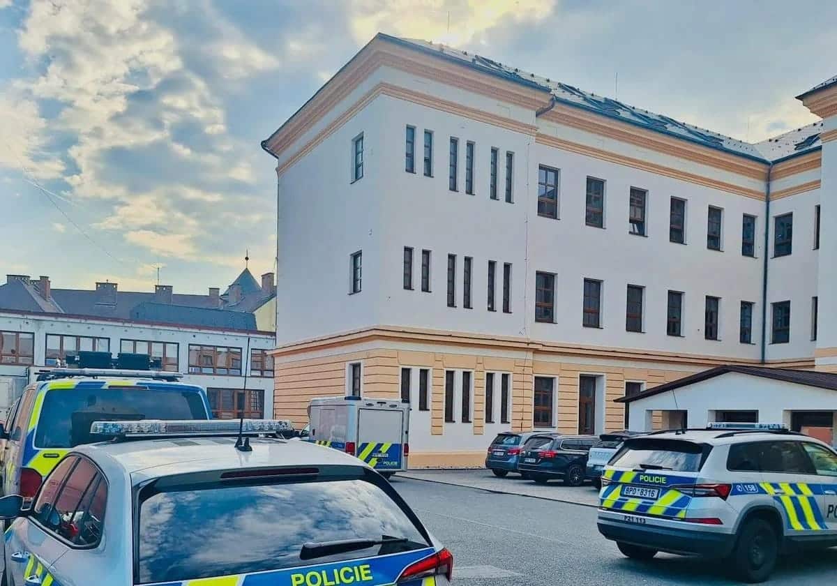 Conmoción en República Checa; alumna apuñala a dos compañeros de clase
