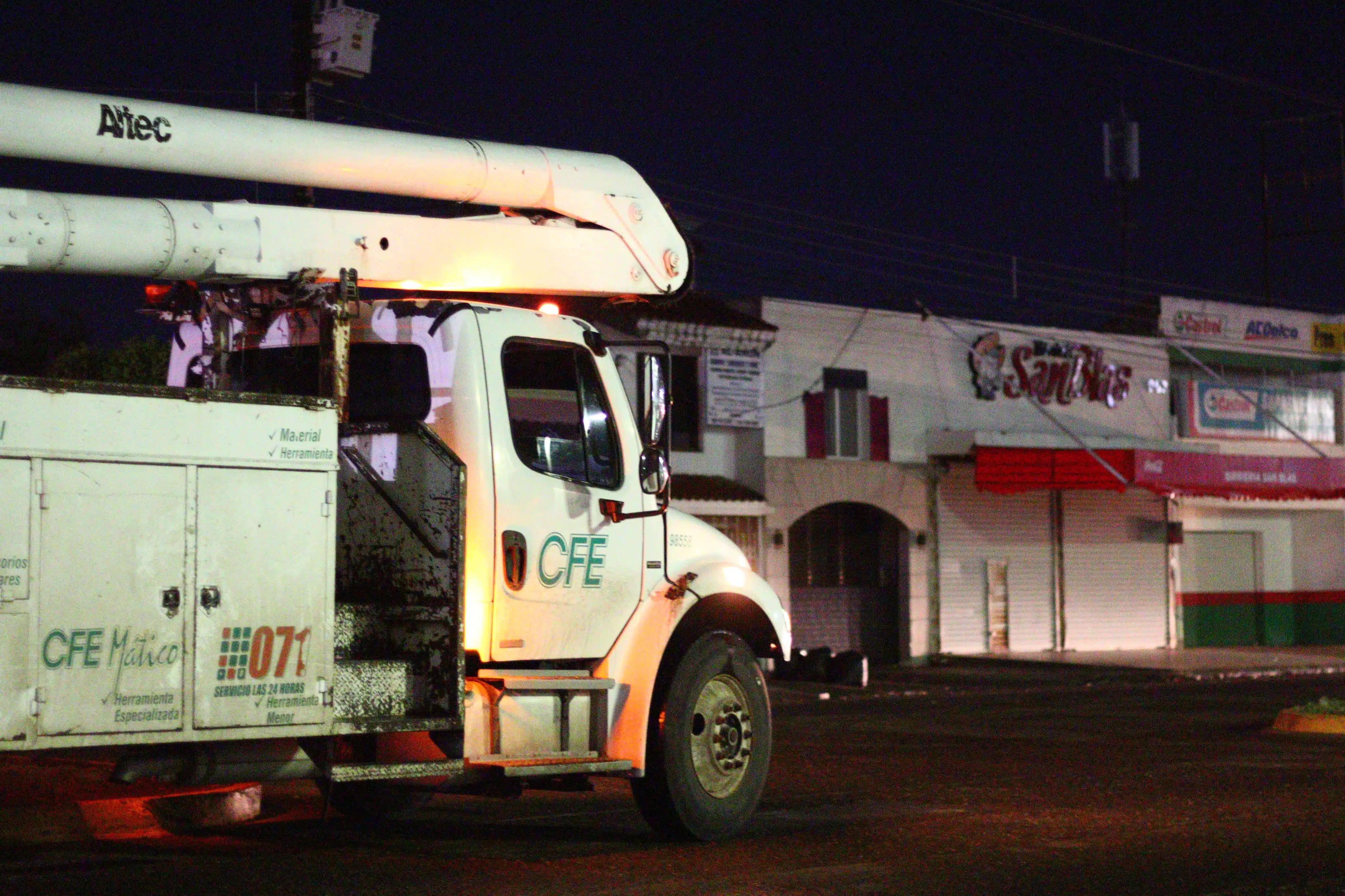 Unidad de la CFE acude al sector para establecer la energía interrumpido por los vientos de 