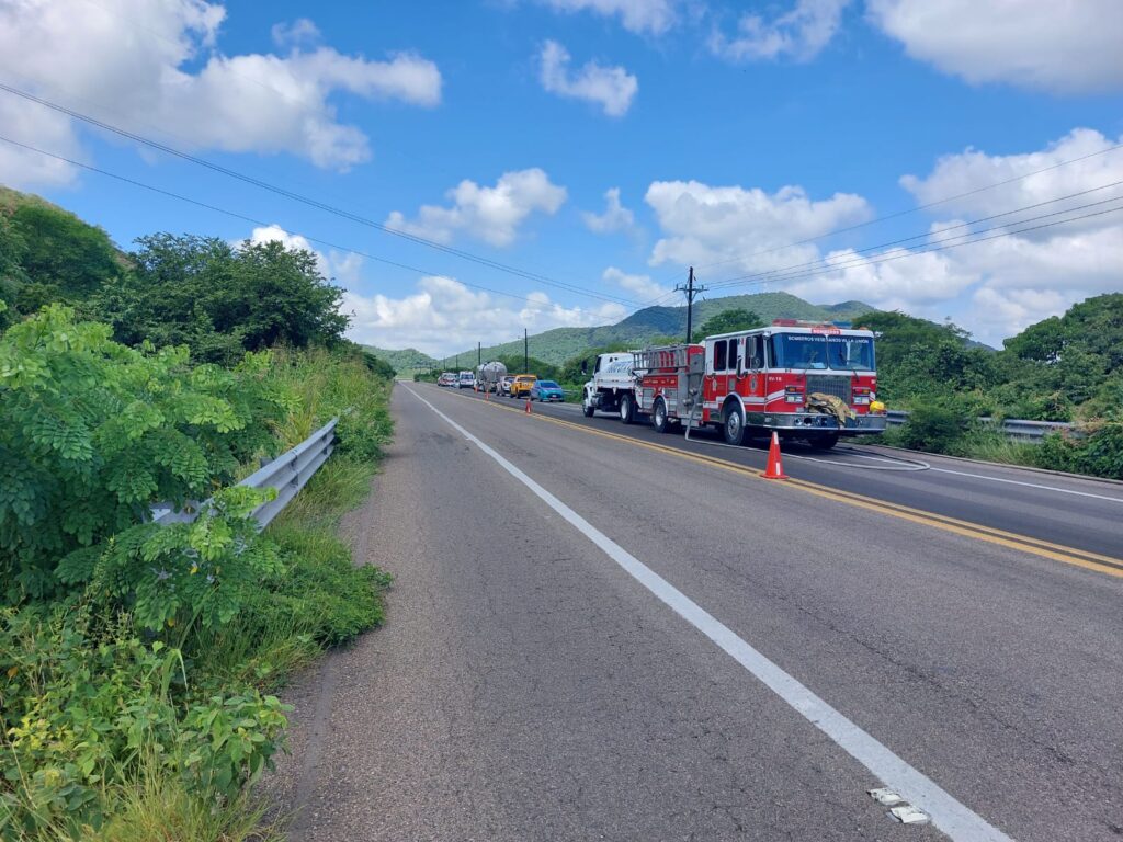 Bomberos de Mazatlán en la autopista Mazatlán-Durango tras el accidente