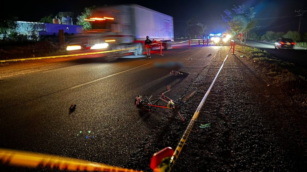 Autoridades en el lugar donde ocurrió el trágico accidente vial.