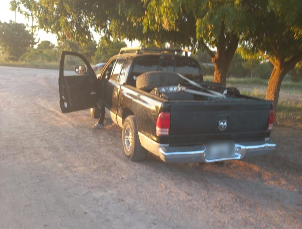 Camioneta Dodge, línea Dakota, color negro, donde fue encontrado el hombre sin vida.