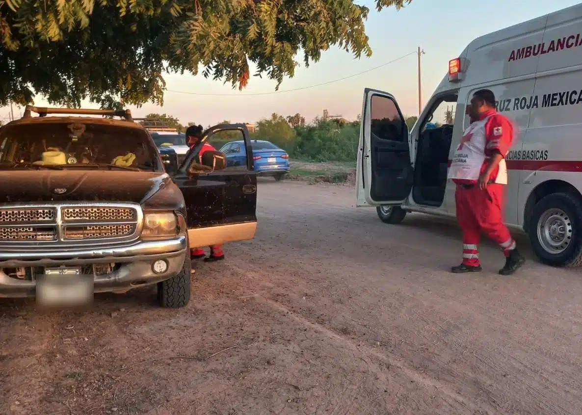 Paramédicos de Cruz Roja en el lugar donde fue hallado el hombre sin vida.