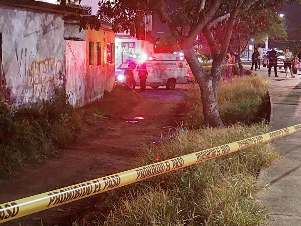 Ambulancia de Bomberos Veteranos Mazatlán arribó a la zona.