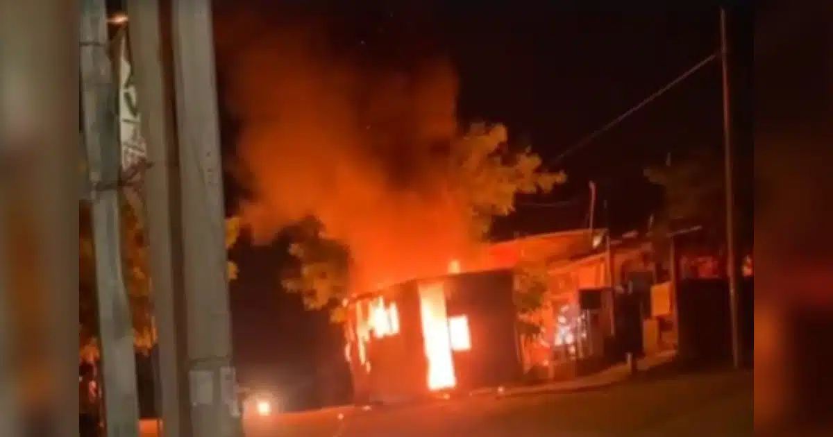 Incendio en negocio de maquinitas donde al interior perdió la vida una mujer.