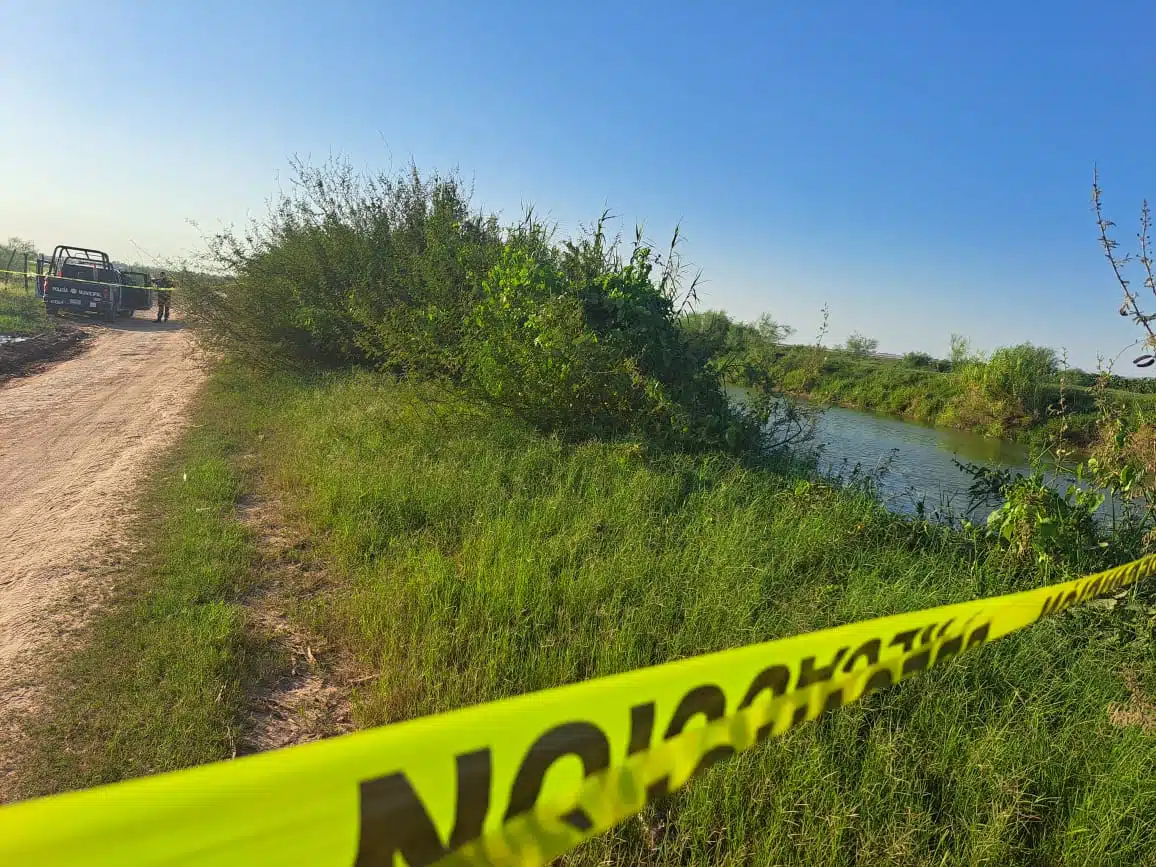 Autoridades en el lugar donde se encontró el cuerpo sin vida de un hombre en el canal Alto.