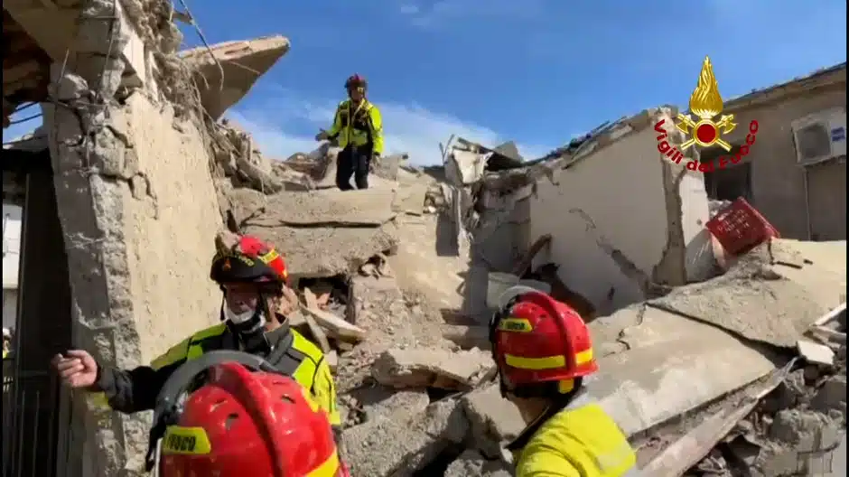 Derrumbe en Nápoles deja tres muertes; eran dos menores y su madre