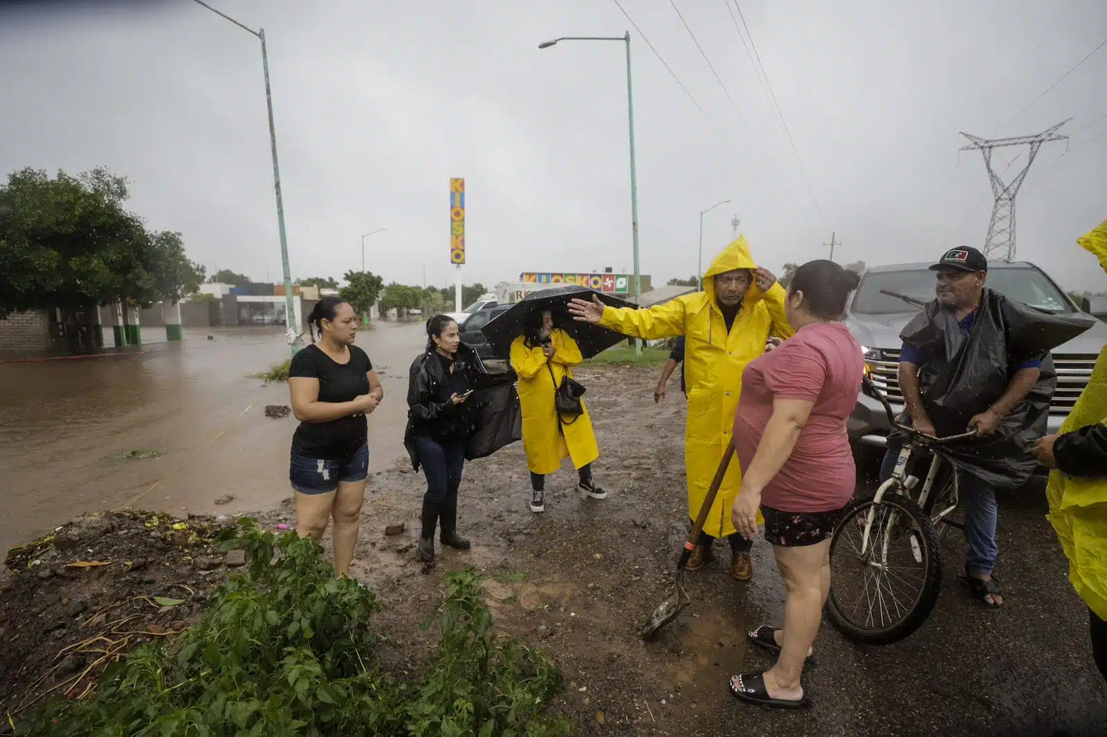 El alcalde de Guasave supervisa el operativo de evacuación tras la inundación