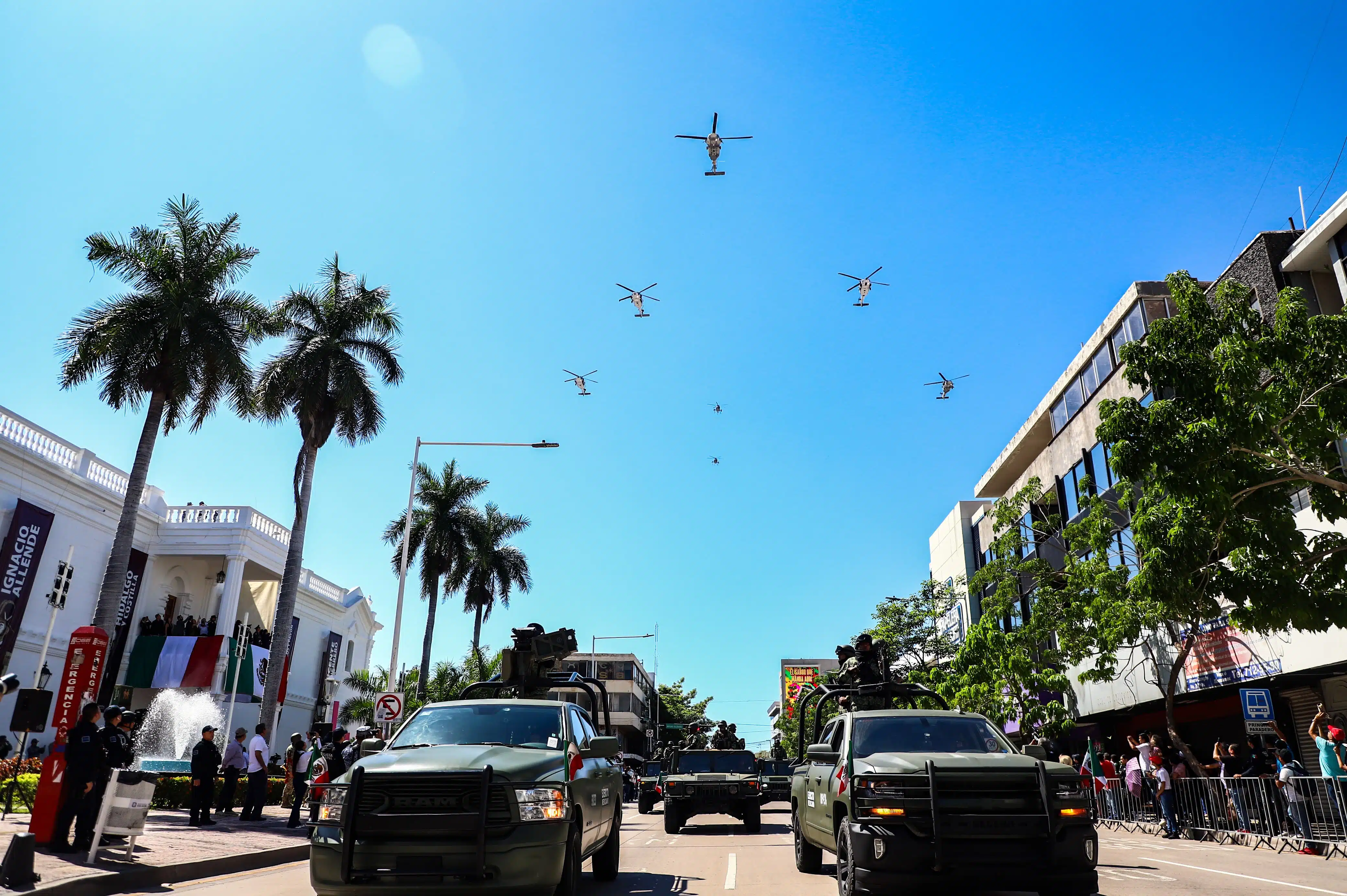 El Ejército desfila en Culiacán por el aniversario de la Independencia de México