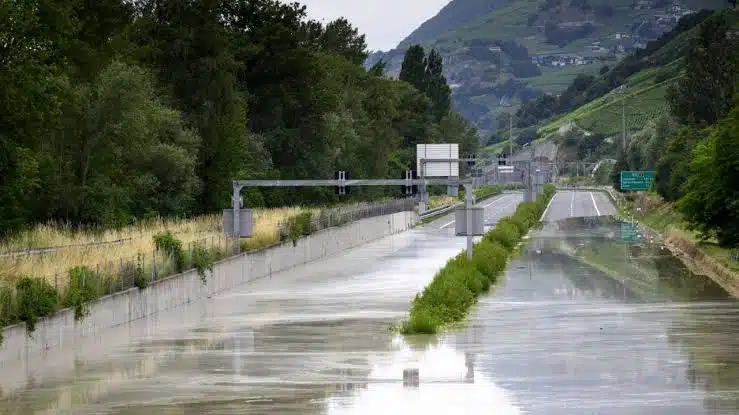 Deslave deja a más de dos mil turistas atrapados en los Alpes suizos