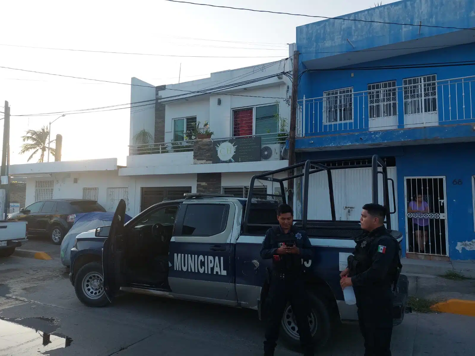 Elementos de la Policía Municipal en el lugar donde fue detenido un hombre.