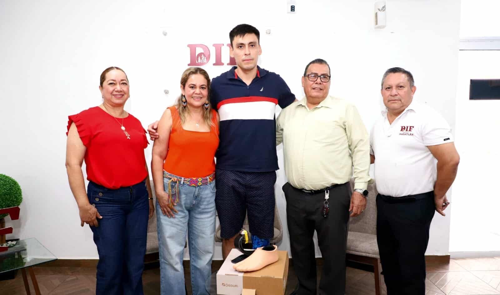 Diego Armando Bernal recibiendo su prótesis de pie izquierdo por parte del Sistema DIF Mazatlán.