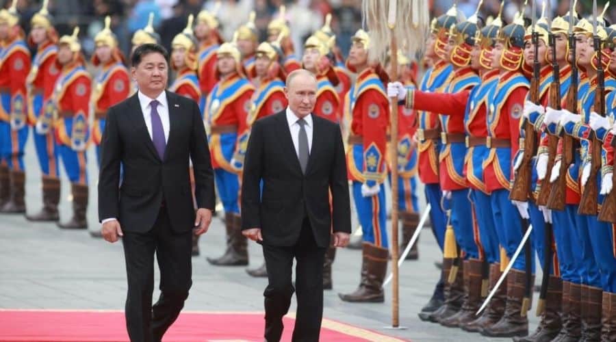 Putin en Mongolia recibido con honores