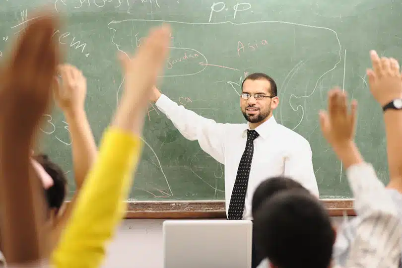 Docente durante una clase con sus alumnos.