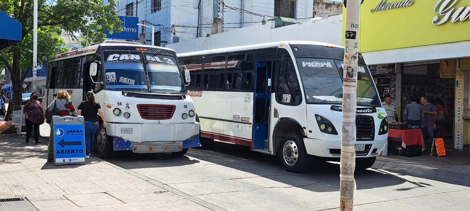 Dos unidades del transporte público en céntrica calle de Culiacán