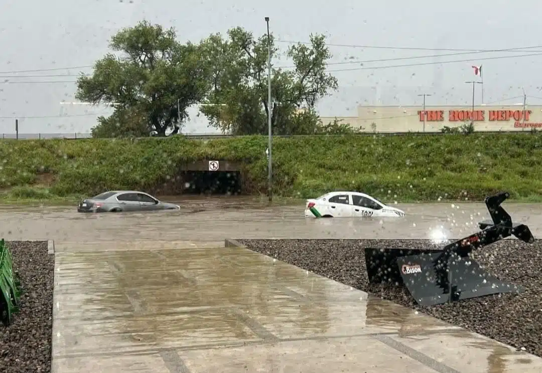 Dos vehículos quedan varados en Guasave tras inundaciones Ileana