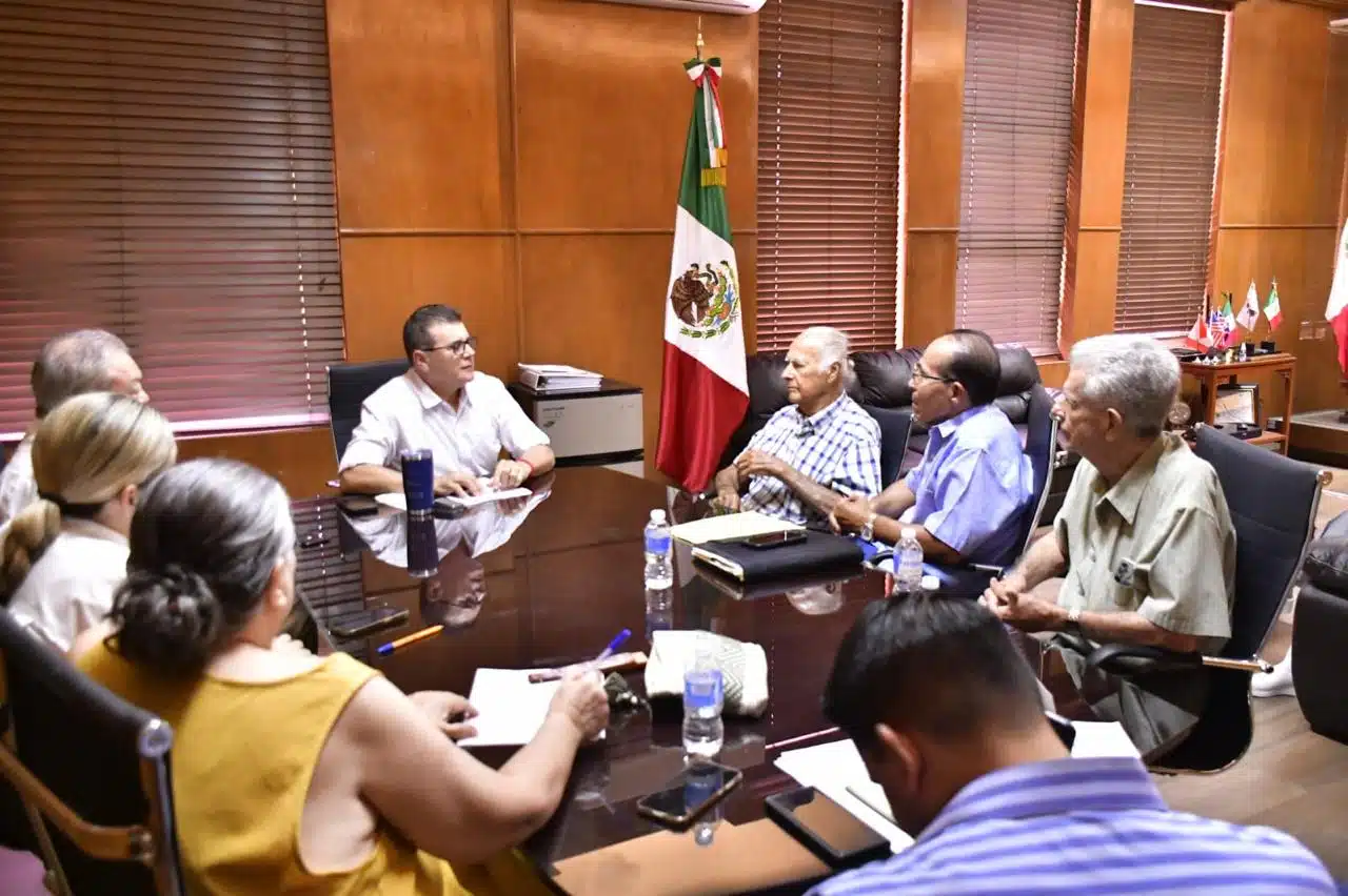 Alcalde Édgar González Zataráin reunido con los integrantes del patronato pro rescate de la Casa del Marino