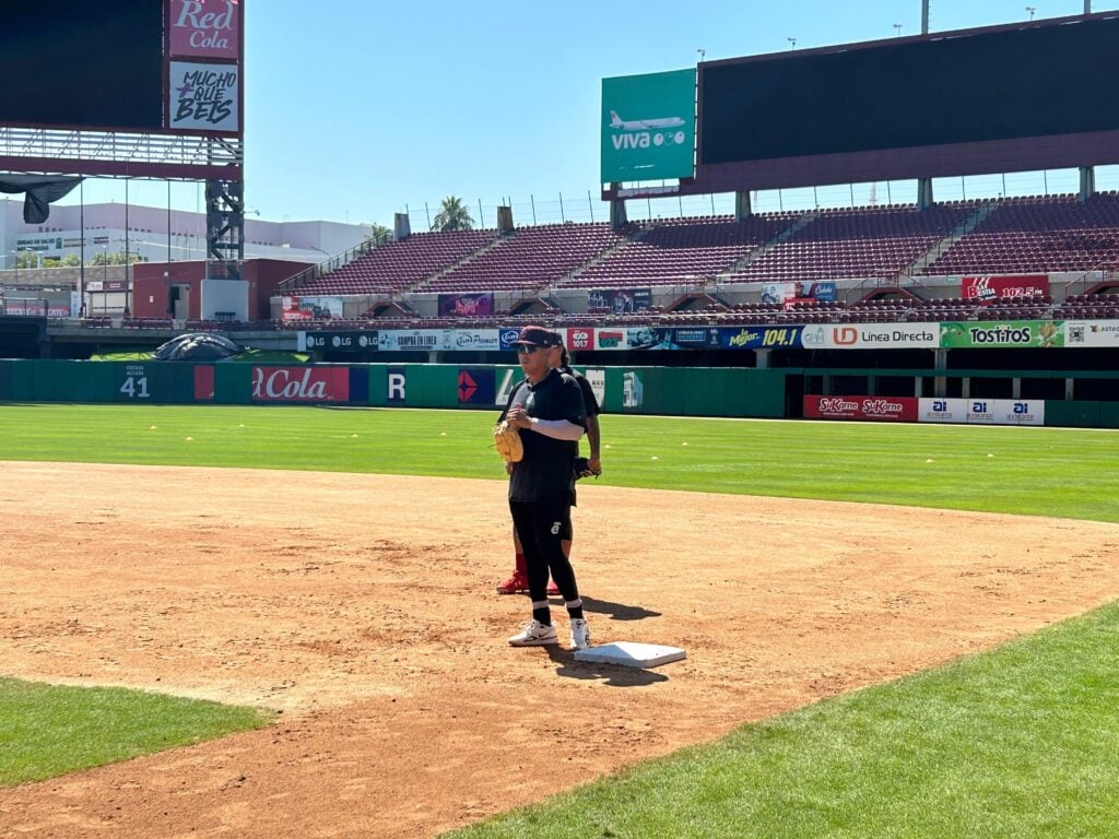 Efrén Navarro en entrenamiento con Tomateros