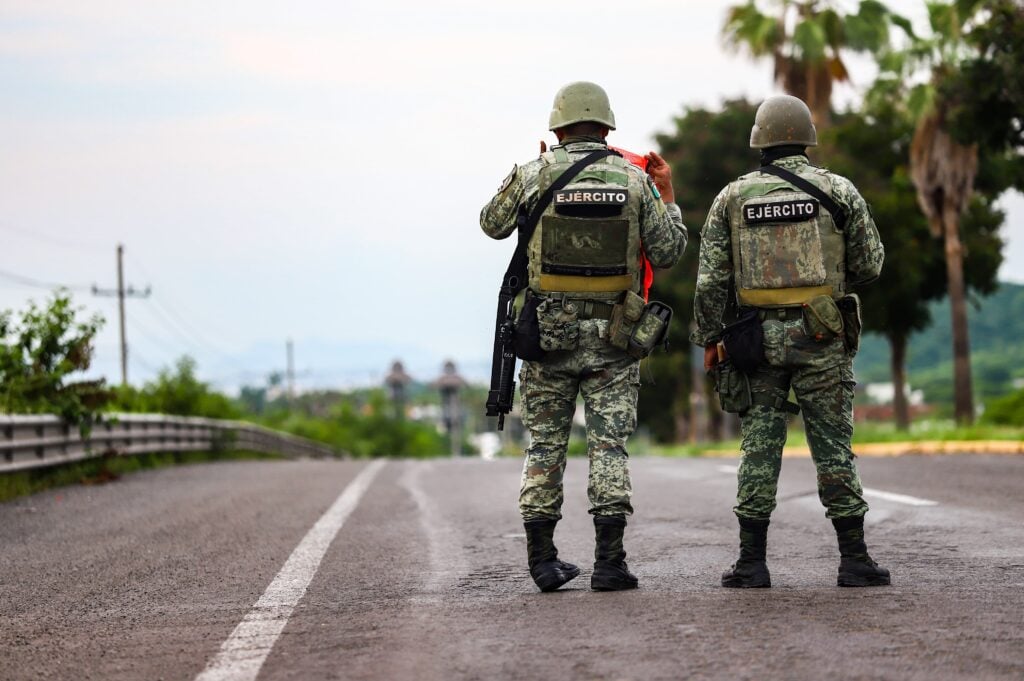 Elementos del Ejército Mexicano en la carretera México 15, en Culiacán.